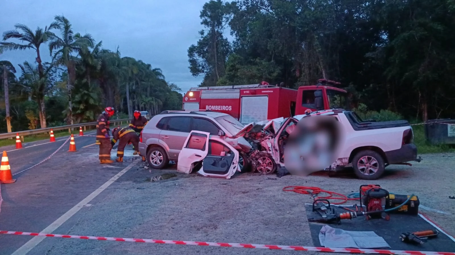 Acidente em rodovia estadual deixa dois mortos e três feridos graves em Iguape